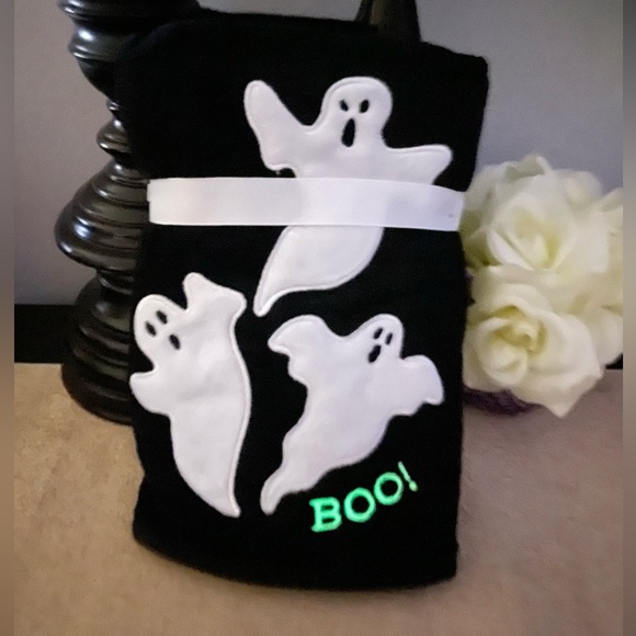 NWT Set of 2 Glow In The Dark Ghost 👻 Hand Towels - Picture 2 of 8